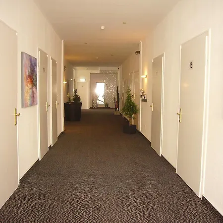 מלון Deutsches Haus 3*