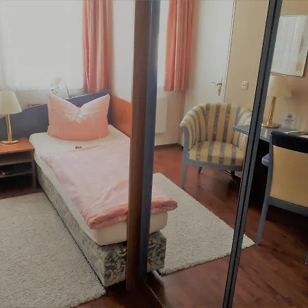 מלון Deutsches Haus 3*